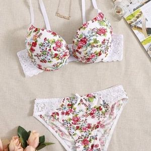 NEW. Plus Floral Print Contrast Lace Underwire Lingerie Set ***NEW**